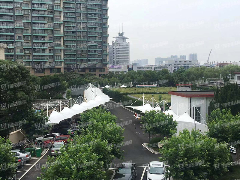 張拉膜車棚造價和哪些因素有關？降低張拉膜車棚造價的方法有哪些？