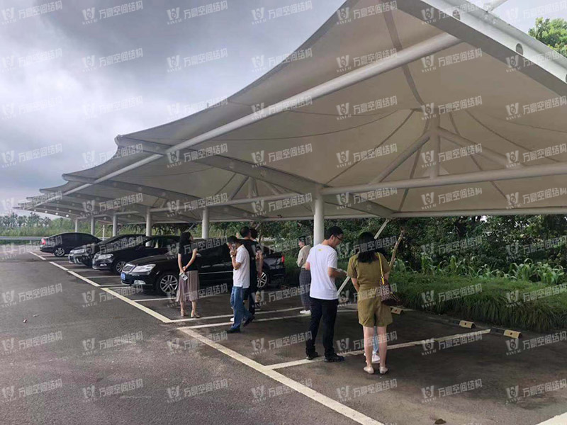 張拉膜車棚造價和哪些因素有關？降低張拉膜車棚造價的方法有哪些？