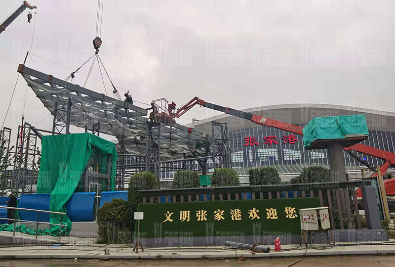 滬通鐵路張家港站地方配套工程站前西側旅客集散區蝴蝶造型天幕工程進入鋼結構吊裝階段
