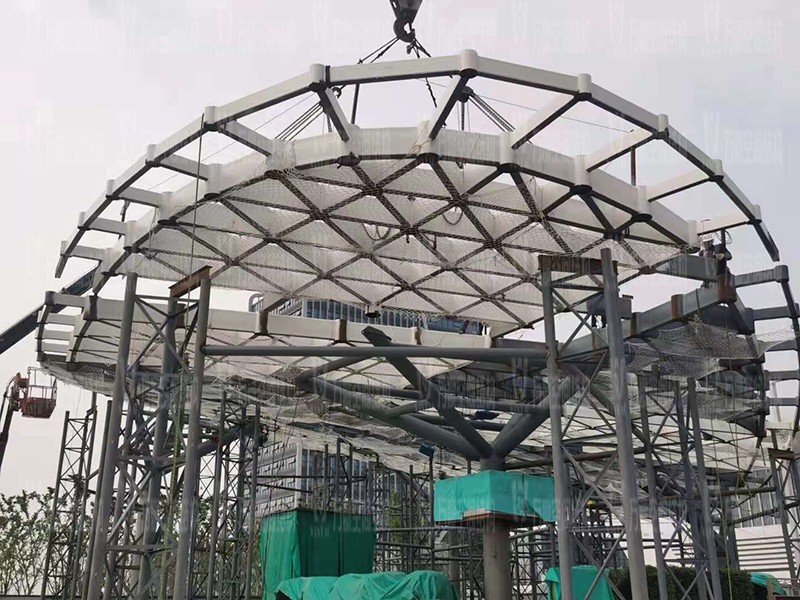 滬通鐵路張家港站地方配套工程站前西側旅客集散區蝴蝶造型天幕工程左大翅膀吊裝完成