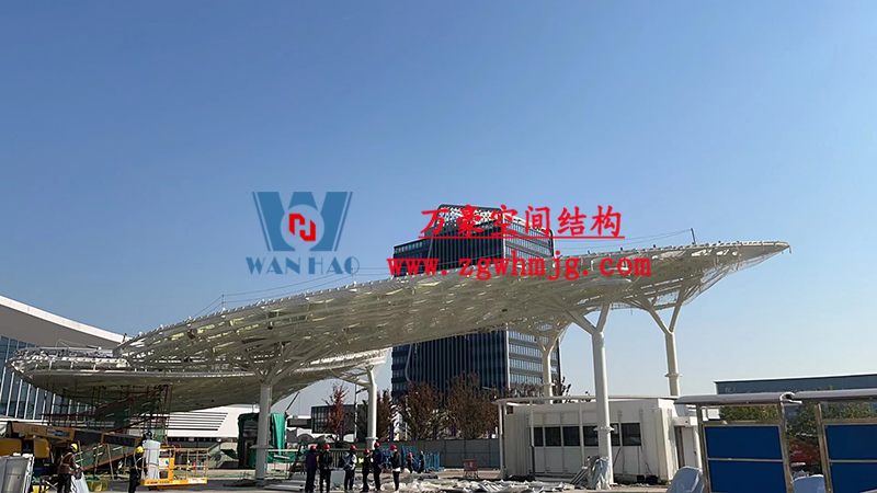 滬通鐵路張家港站地方配套工程站前西側旅客集散區蝴蝶造型天幕工程膜結構安裝中