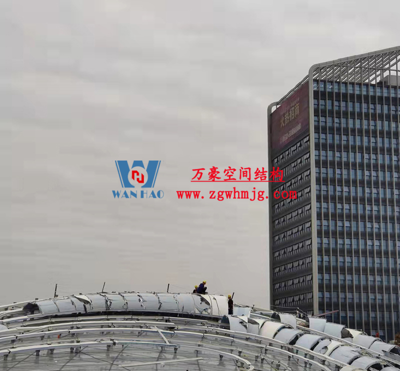 滬通鐵路張家港站地方配套工程站前西側旅客集散區蝴蝶造型天幕工程膜結構安裝中