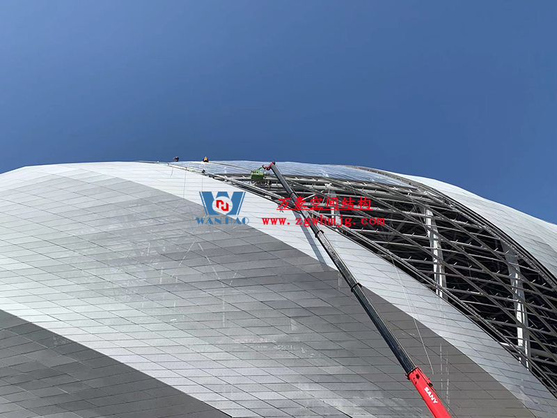 兩江新區加快建設龍興足球場（標準不降、工期不延、確保年底建成）
