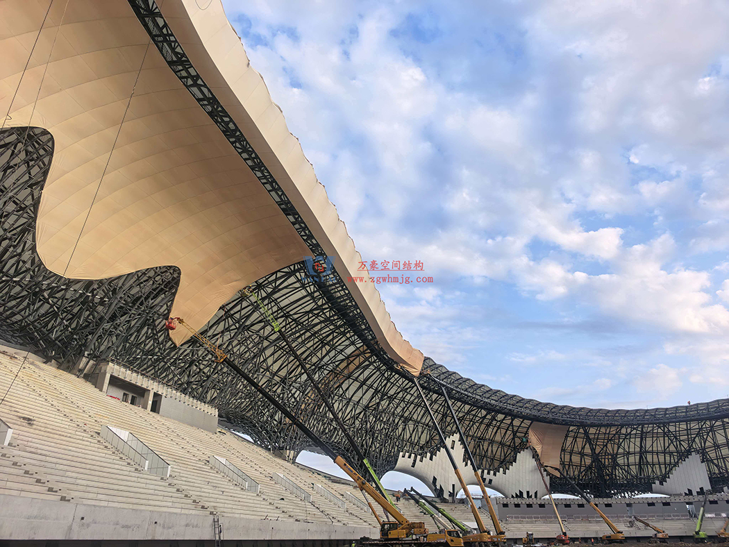 膜穹初成，瞰見(jiàn)仙島新地標(biāo)！蓬萊體育場(chǎng)膜結(jié)構(gòu)施工進(jìn)入收官?zèng)_刺