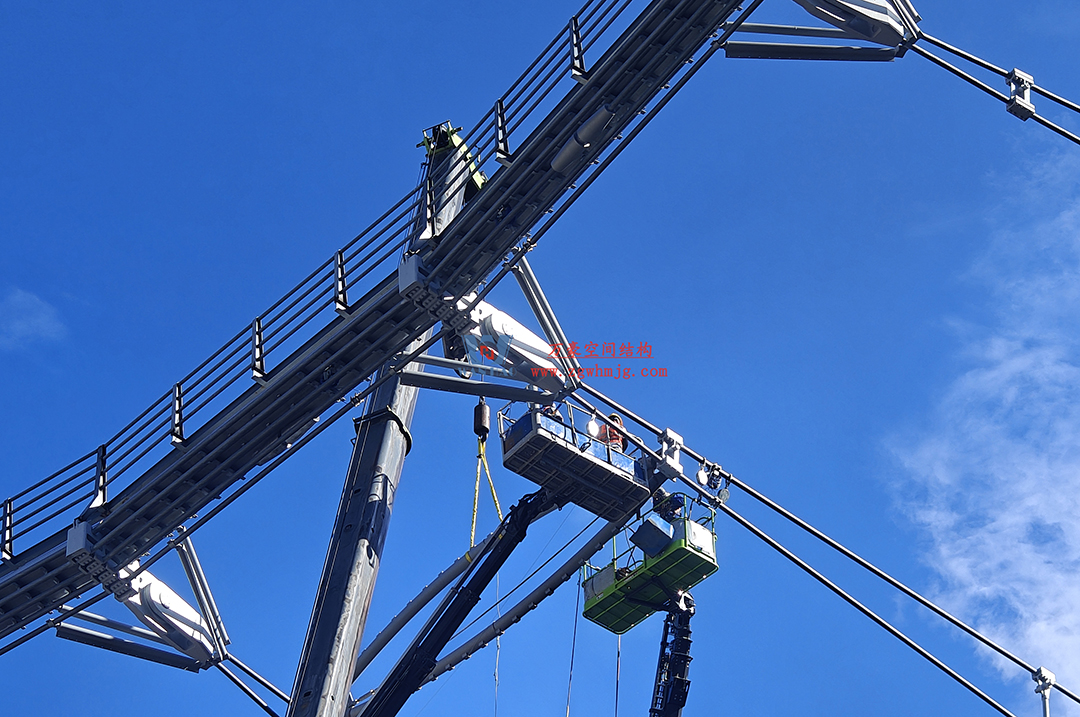硬核施工提速！余杭國際體育中心足球場“鋼鐵骨架”成型，靜待天幕綻放