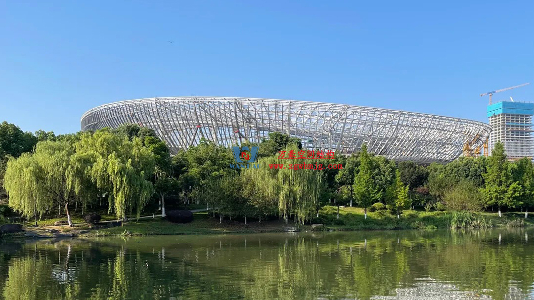 硬核施工提速！余杭國際體育中心足球場“鋼鐵骨架”成型，靜待天幕綻放