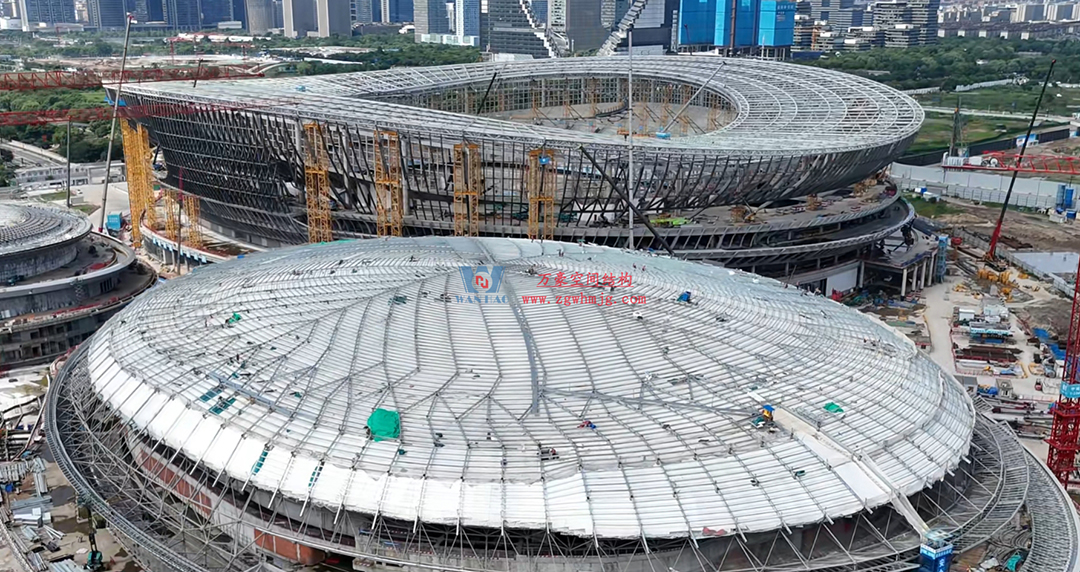 硬核施工提速！余杭國際體育中心足球場“鋼鐵骨架”成型，靜待天幕綻放