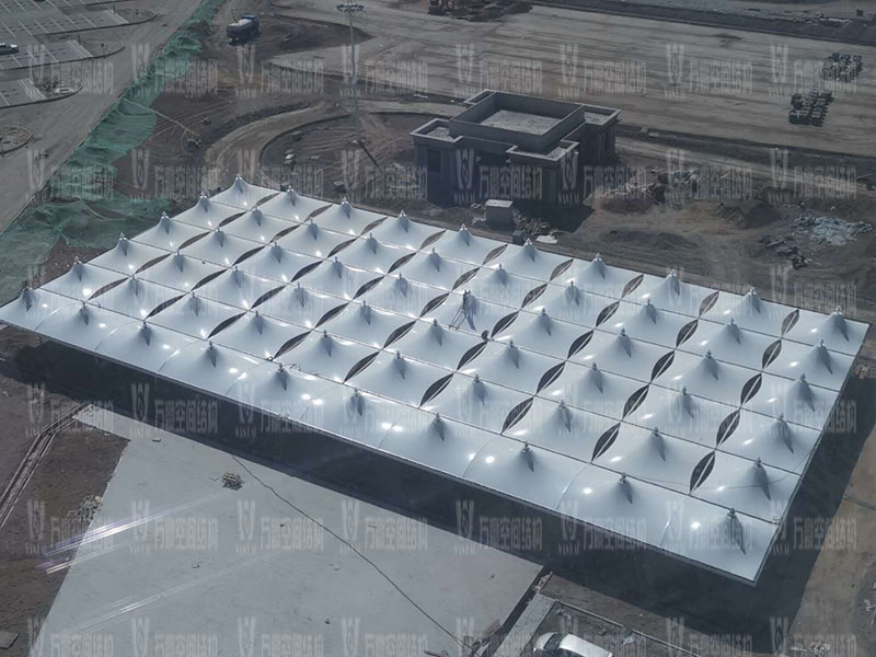烏蘭縣茶卡景區(qū)旅游扶貧基礎設施項目（二期）膜結(jié)構工程A1區(qū)膜結(jié)構安裝完成