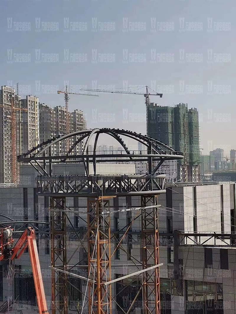 新泰卓越·財富廣場膜結構項目吊裝接近尾聲