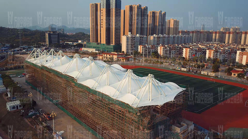 關于張拉膜結構看臺的膜材取舍技能和保護保養常識