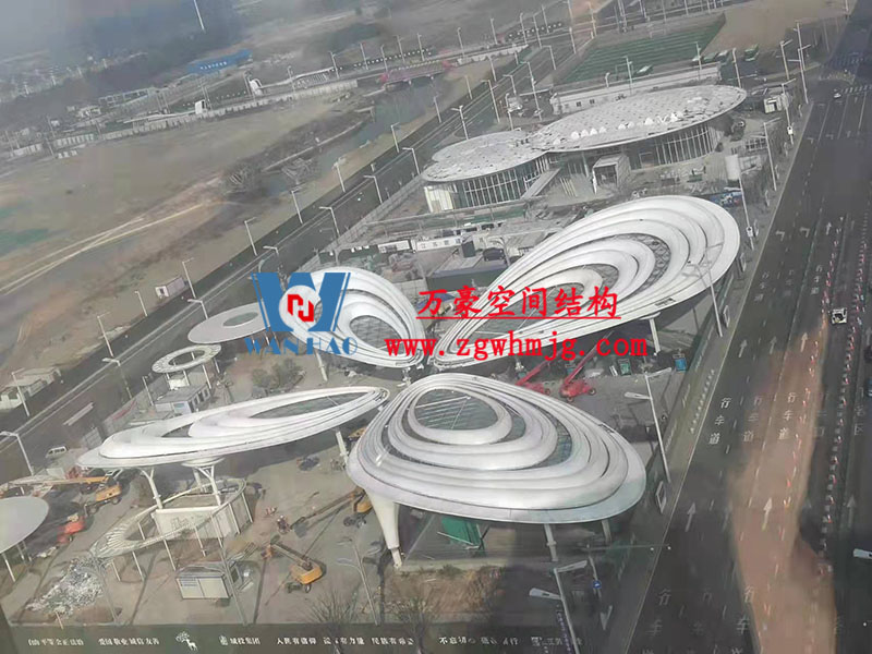 滬通鐵路張家港站地方配套工程站前西側旅客集散區(qū)蝴蝶造型天幕工程完工