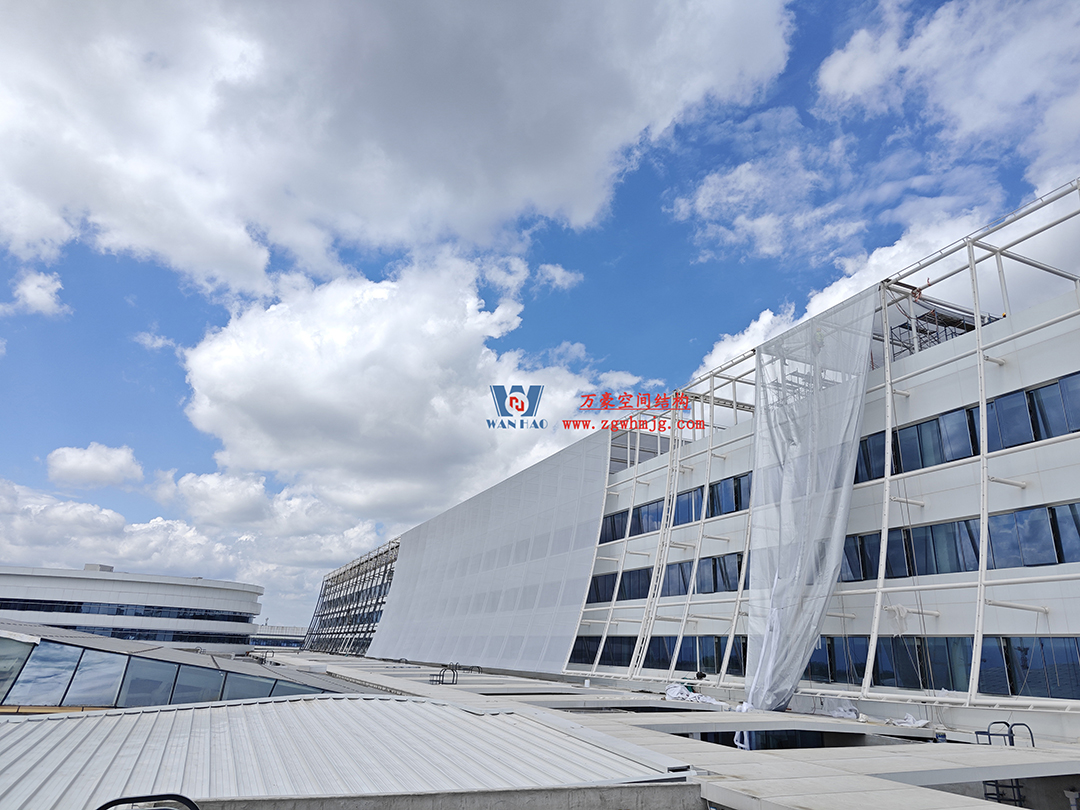 聚焦工程高質量建設，這個網格織物幕墻正在施工安裝中